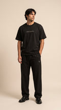Modèle portant l'ensemble t-shirt et pantalon noir rayé LORD & DINA, broderies argentées
