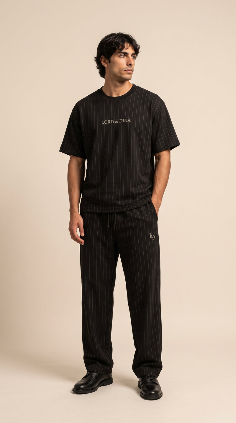 Modèle portant l'ensemble t-shirt et pantalon noir rayé LORD & DINA, broderies argentées