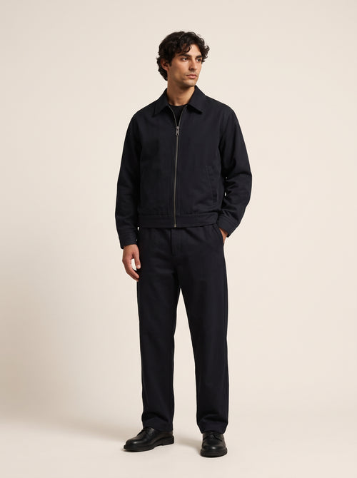 Modèle portant l'ensemble veste zippée et pantalon bleu marine LORD & DINA