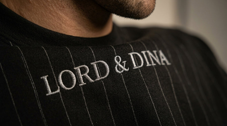 Modèle portant l'ensemble t-shirt et pantalon noir rayé LORD & DINA, broderies argentées